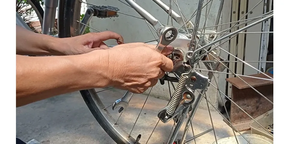 Cách tháo bánh sau xe đạp mini